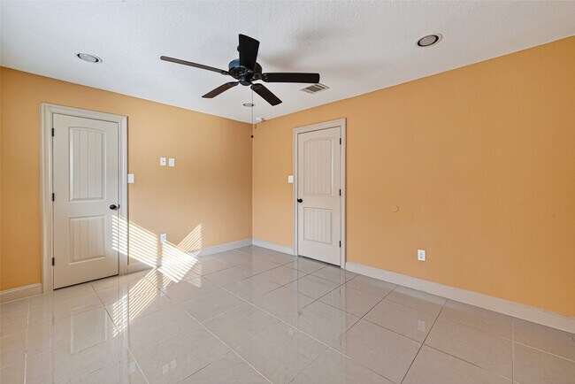 Building Photo - 6231 S Briar Knoll Dr