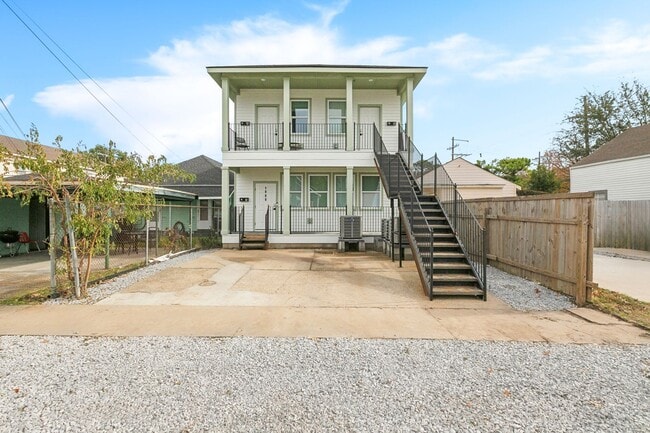 Building Photo - Cozy 2 Bedroom, 1 Bath Apartment