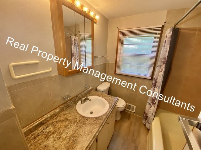 Building Photo - 3 Bedroom Home Accepting Vouchers