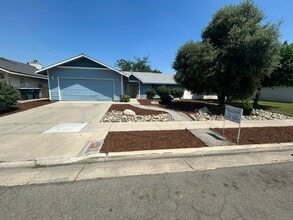 Building Photo - 3 Bedroom 2 Bathroom Home in Tulare! $300 off First Month's Rent!!!