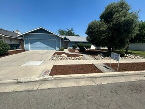 Building Photo - 3 Bedroom 2 Bathroom Home in Tulare!