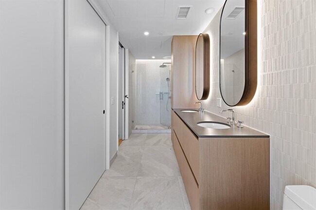 Building Photo - 610 Davis St