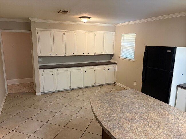Building Photo - Blanchard 1 Bedroom