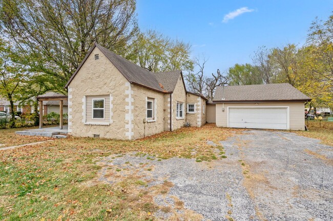 Building Photo - Beautifully Remodeled 4 Bedroom 2 bath Home