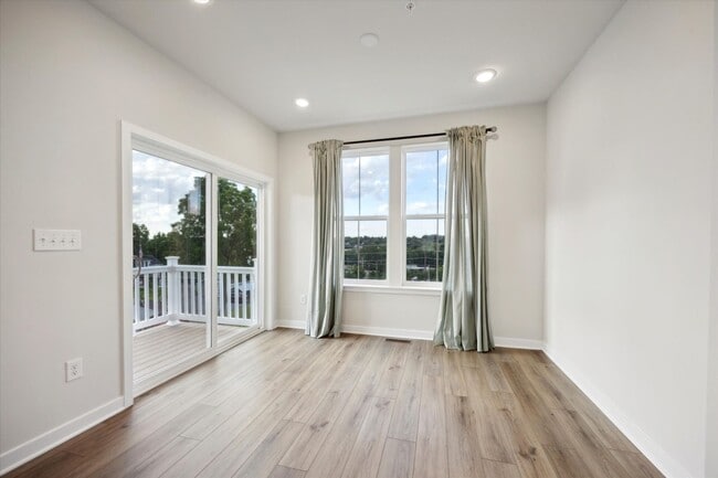 Building Photo - 3 Bedroom End-Unit Townhome in Spring City
