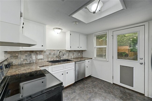 Building Photo - 5616 Oak Blvd