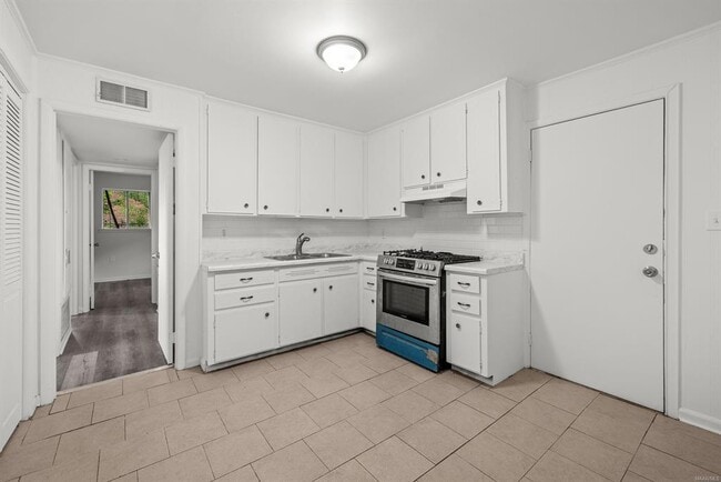 Building Photo - 426 Brookview Dr