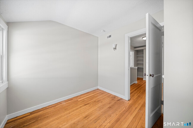 Building Photo - 8 New Hampshire Dr