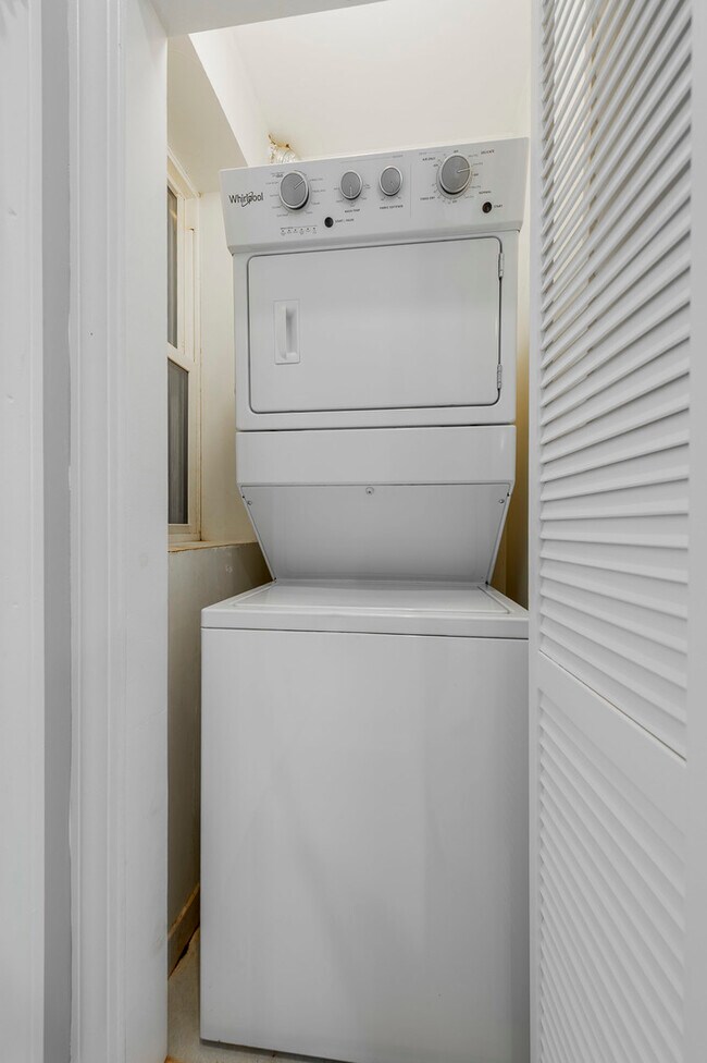 Building Photo - 2034 W Arthur Ave