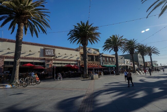 Easy walk to Pier Ave. bars and restaurants - 1420 Bonnie Brae St