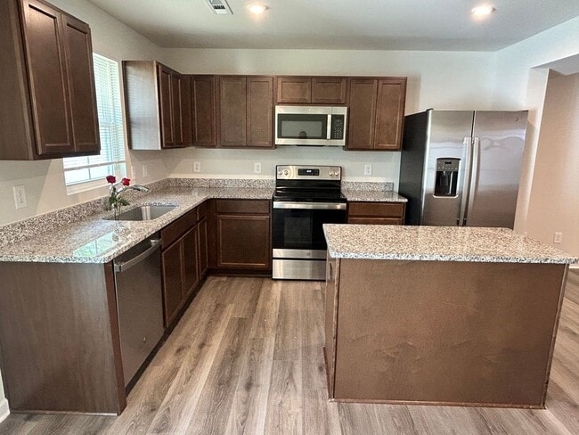 Building Photo - 3 Bedroom 2.5-Bath Home
