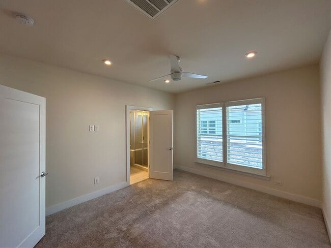 Building Photo - Beautiful condo in Midtown area!