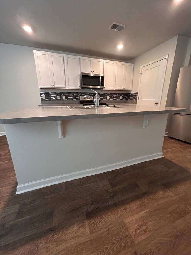 Building Photo - *Move in Special*  Spacious 3BR/2BA home in the Carnes area!