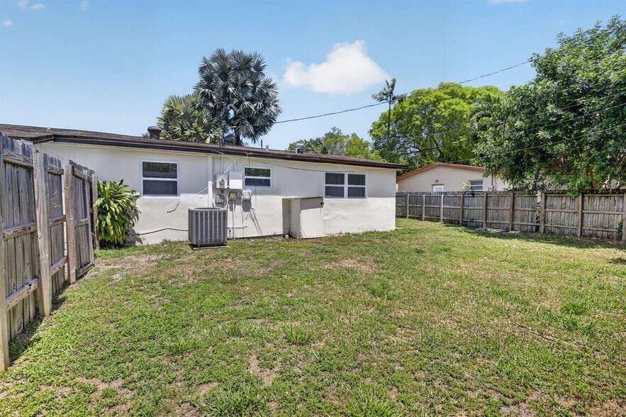 Building Photo - 2630 SW 49th Ct