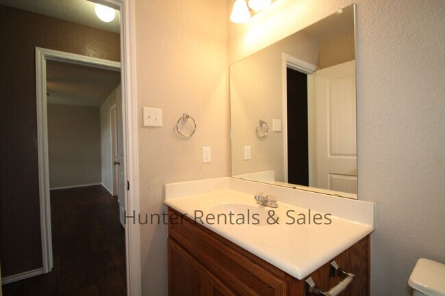 Building Photo - Fabulous Five Bedrooms!