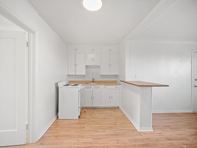Primary Photo - GREAT LOWER SOUTH HILL LOCATION CLOSE TO H...