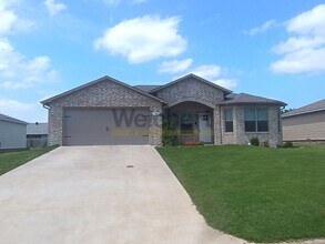 Building Photo - Modern 4Bed/2Bath house with fenced backyard and garage