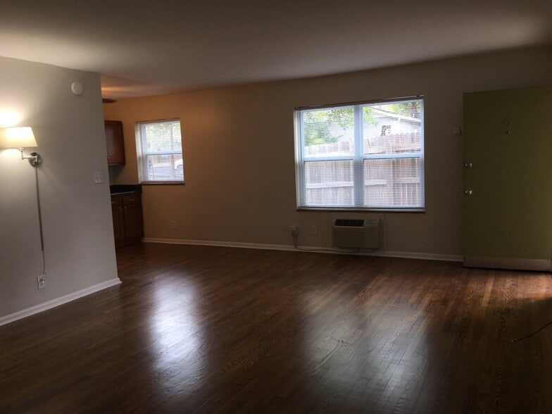 Large livingroom - 2223 Laurel Ave