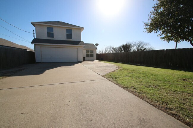 Building Photo - Upgraded 3BR Home | Granite Kitchen, High Ceilings & Gated Backyard | Minutes to Downtown Fort Worth