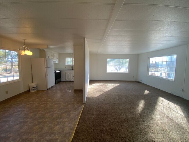 Building Photo - 2/1 Home in Wellington!
