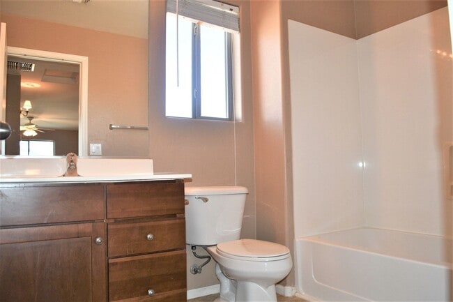 Building Photo - 1633 E Melanie St