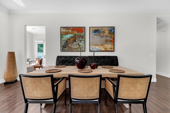 Building Photo - 35 Calle La Reina