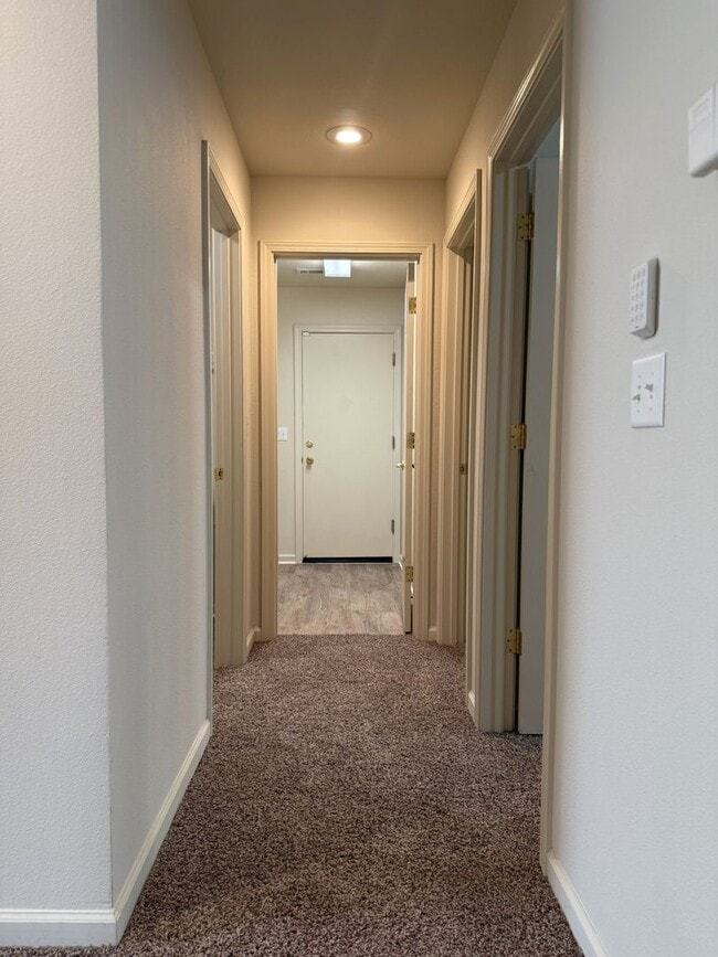 Building Photo - Available Now! Spacious home located in North Merced