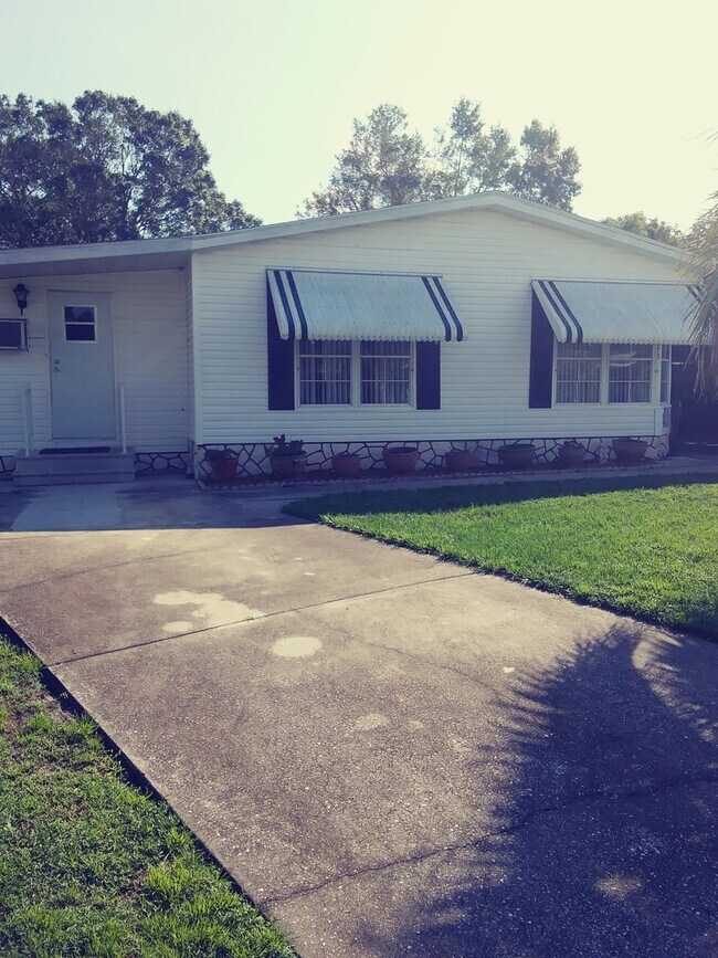 Building Photo - St. Cloud, 2 Bed, 2 Bath, 2 Bonus rooms, close to stores