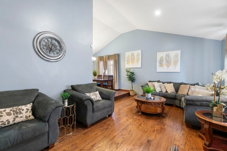 Building Photo - 4920 Lake Ct