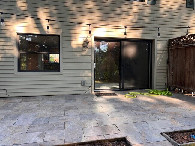 Building Photo - 2089 Pine Tree Dr