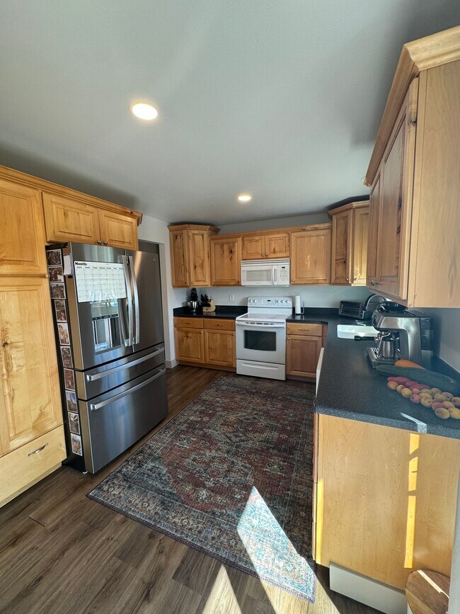 Kitchen - 8717 S Royal Crest Dr