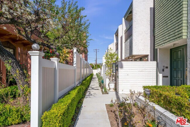 Building Photo - 9509 W Olympic Blvd