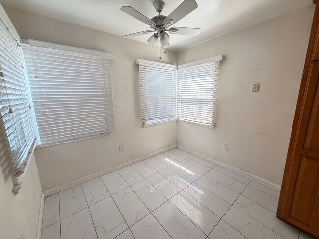 Building Photo - Charming 2 Bed Home with A/C, 2 Car Garage, Huge Yard & In-Unit Laundry