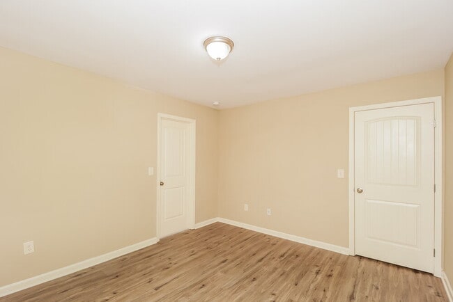 Building Photo - 141 Crescent Woode Way