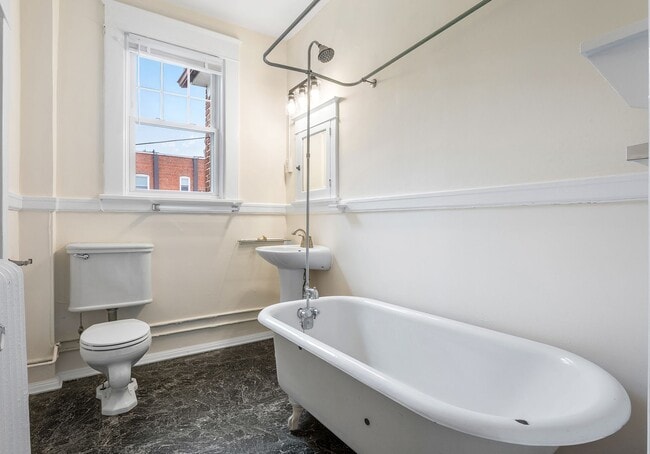 Building Photo - SPACIOUS 3 BEDROOM MUSEUM DISTRICT APARTMENT