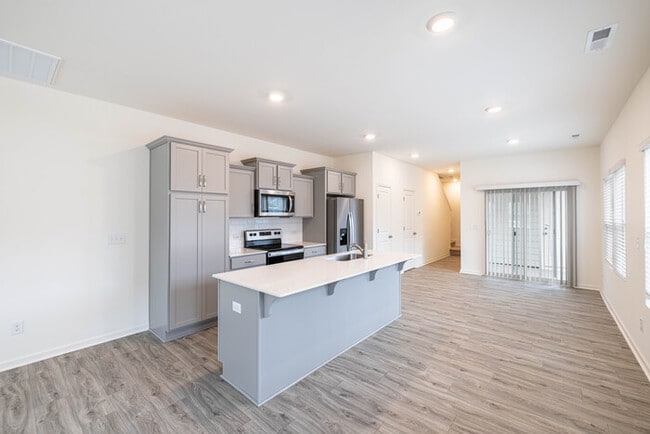 Building Photo - 3 Bedroom Townhome Main Street Pineville - AVAILABLE JUNE 2026
