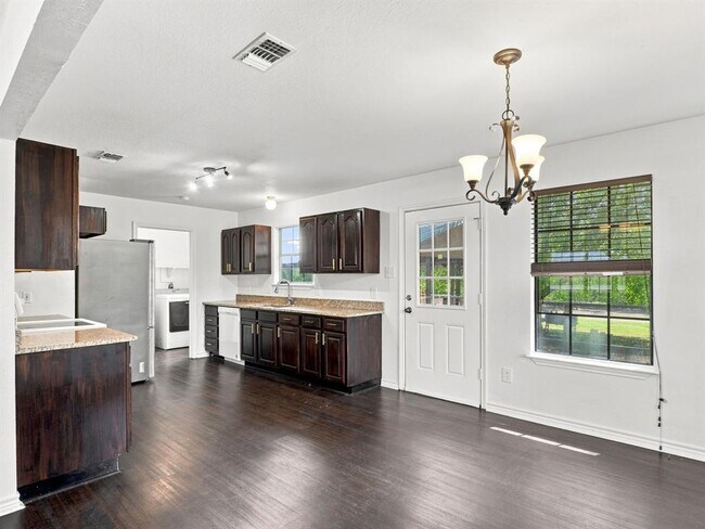 Building Photo - 1303 Lovers Ln