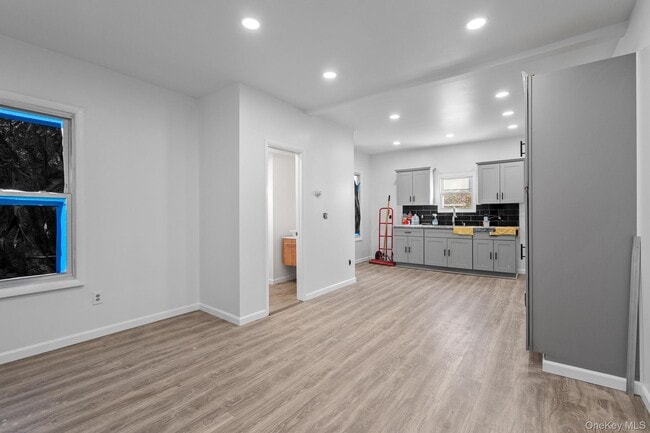 Building Photo - 87 Winnikee Ave