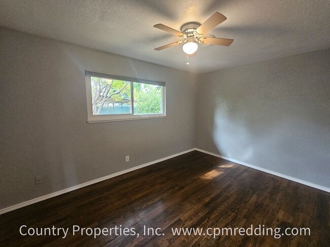 Building Photo - Garden Tract 3-Bedroom House with Hardwood...