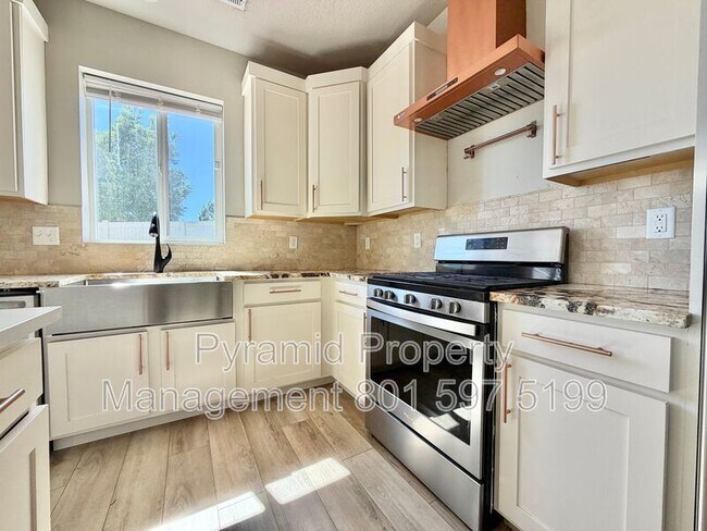 Building Photo - 673 W Beth Cir