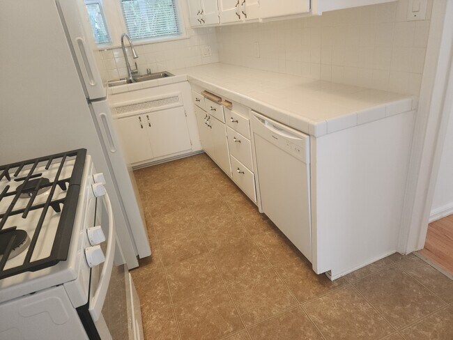 447 OAK APT H KITCHEN DISHWASHER - 447 N Oakhurst Dr