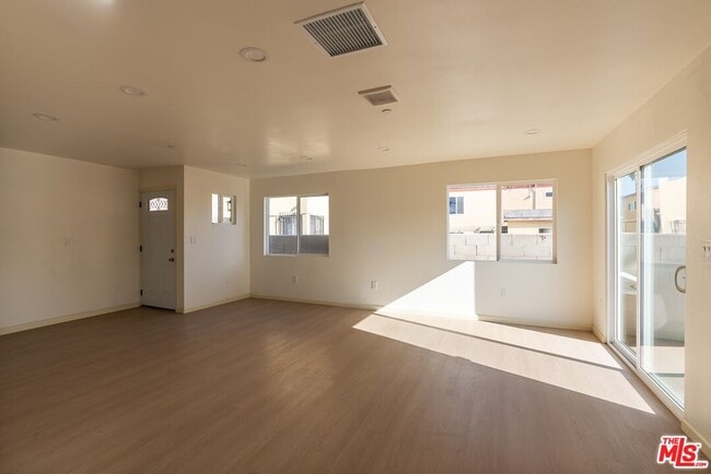 Building Photo - 1118 W 110th St