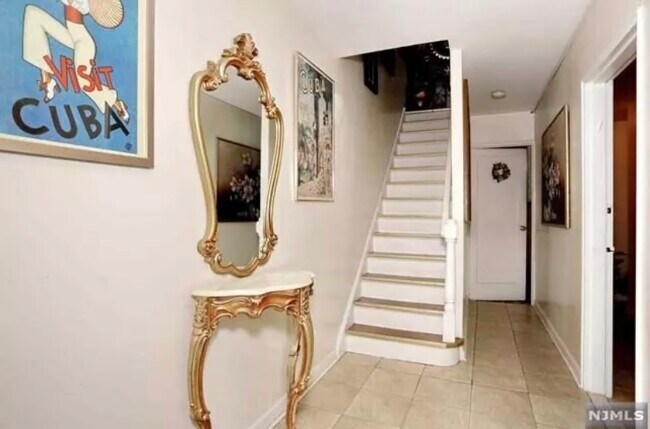 Foyer - 5500 Park Ave