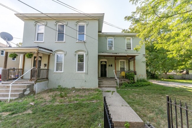 Building Photo - Adorable and Spacious Upper One Bedroom on...