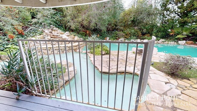 Building Photo - 4121 Hayvenhurst Dr