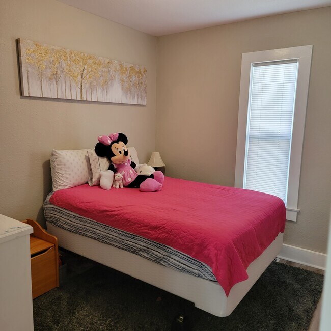 Building Photo - 1932 Iowa St