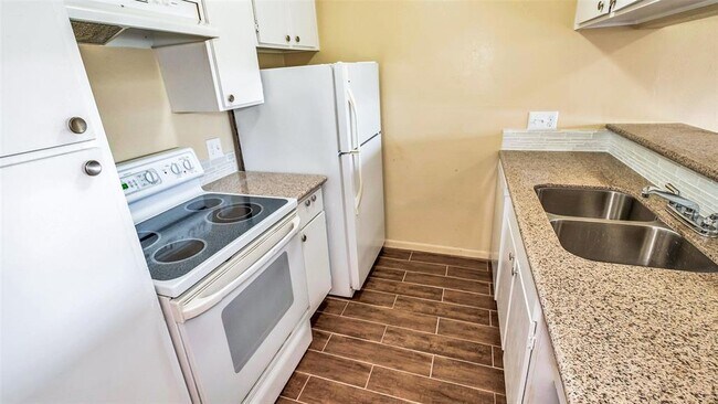 Building Photo - 3035 Walnut Bend Ln