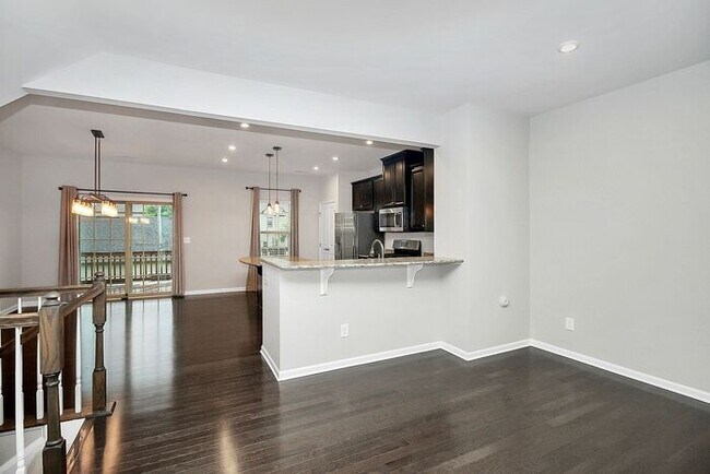 Building Photo - Stunning 3 Story 3BD/2+2HalfBA Townhome in...