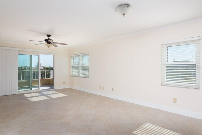 Building Photo - 160 Columbia Dr