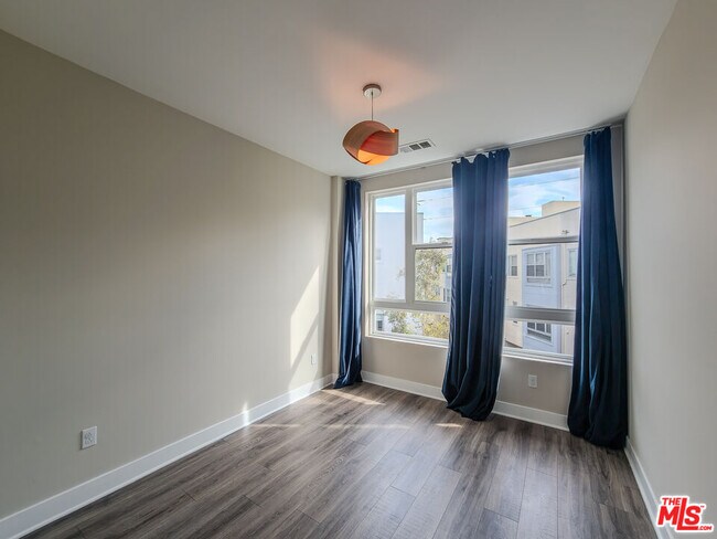 Building Photo - 2753 Waverly Dr